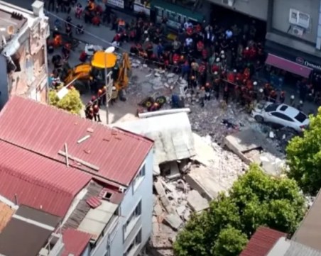 Жилищен блок се срути в Истанбул, има загинал