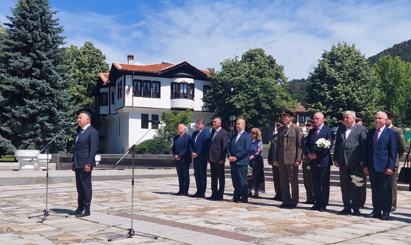 Областният управител на Пловдив инж. д-р Илия Зюмбилев отдаде почит