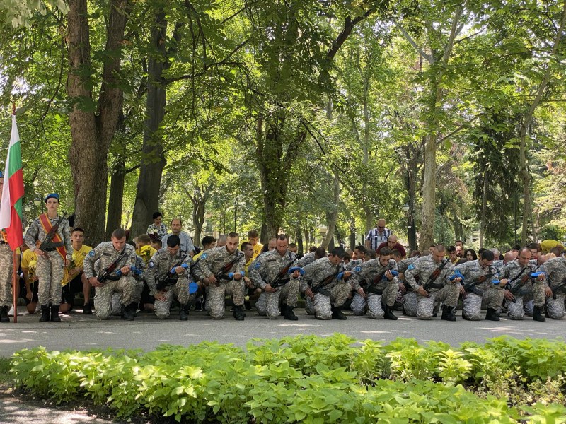 Пловдив затихна в памет на Ботев, стотици се стекоха с цветя пред паметника му