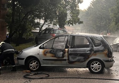 Лек автомобил пламна по време на гръмотевична буря която се