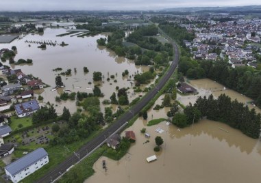Продължава борбата с наводненията в Германия Бури и порои доведоха