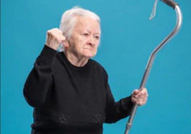 Възрастна жена преби с бастун бившия си сват в Пещера съобщиха от