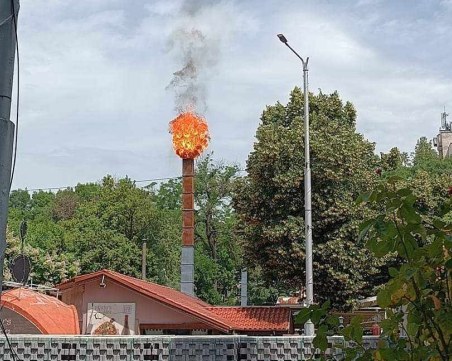 Кълбета огън бълва коминът на пловдивски ресторант