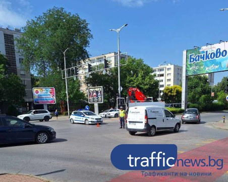 Камион аварира и запуши движението по натоварен булевард в Пловдив