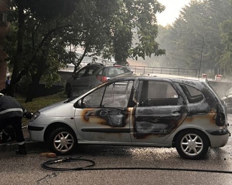 Мълния удари кола във Велико Търново