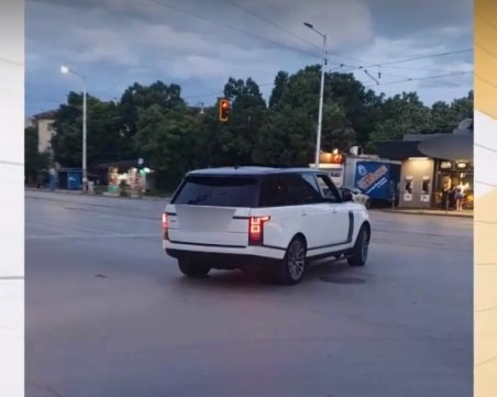 Мъж твърди, че нервен шофьор на джип е насочил пистолет срещу автобус, пълен с пътници