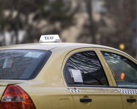 Община Пловдив увеличава разрешителните за таксита от 2000 на 2200, таксиджиите са против