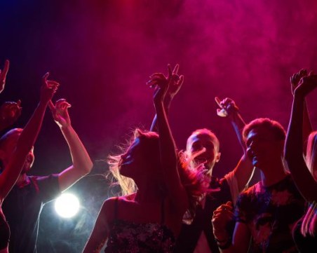 Пловдивчани, живеещи до общежитията на УХТ: Обезумели студенти всяка нощ крещят, пеят и пряват дискотеки