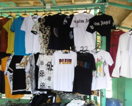 Продават фалшиви маркови стоки в Карлово, полицията с акция