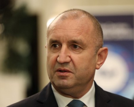 Радев за Сребреница: Неуместно е българското правителство да проявява колебание