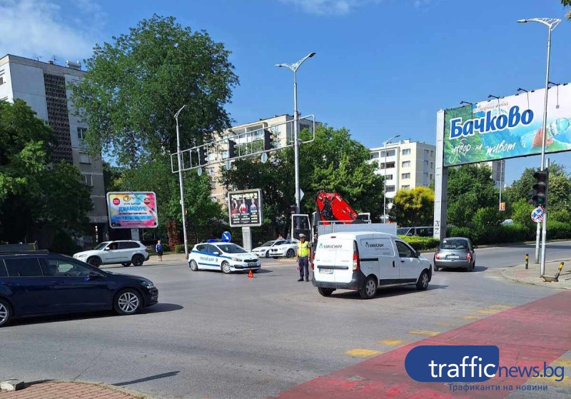 Камион аварира и запуши движението по натоварен булевард в Пловдив