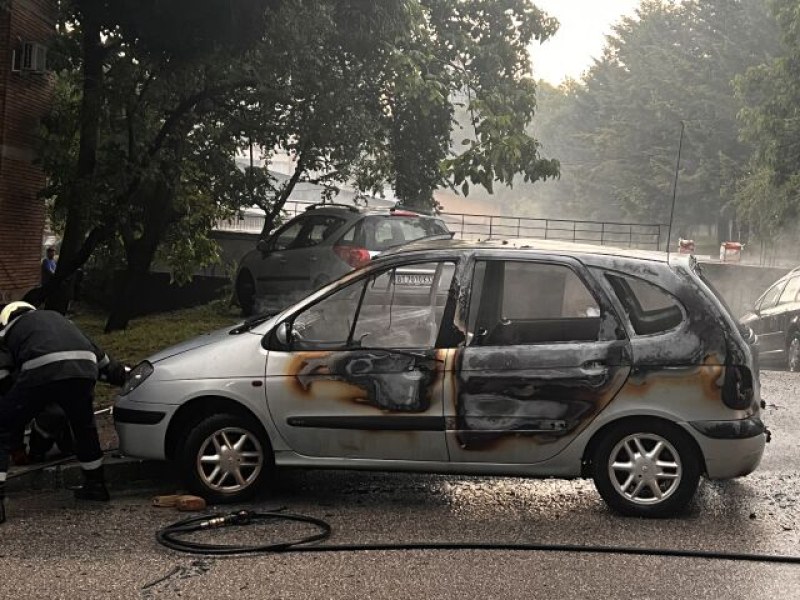 Мълния удари кола във Велико Търново