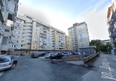 Пловдивчани си присвоиха паркинг в междублоково пространство и забраниха на
