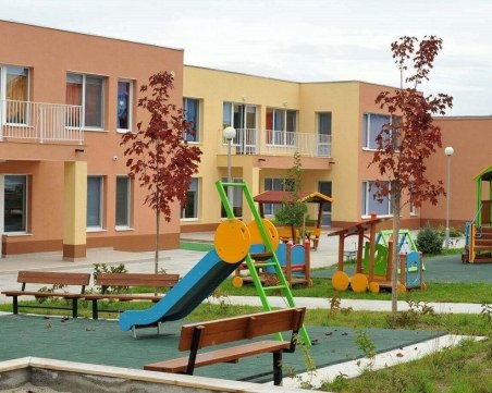 1238 деца се борят за яслите в Пловдив, 163 бяха класирани