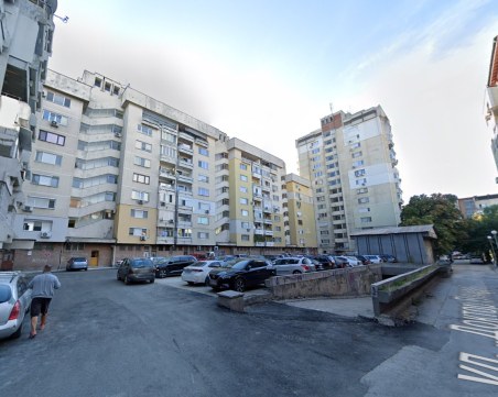 Частен паркинг? Пловдивчани присвоиха общинска територия, не дават други да паркират там