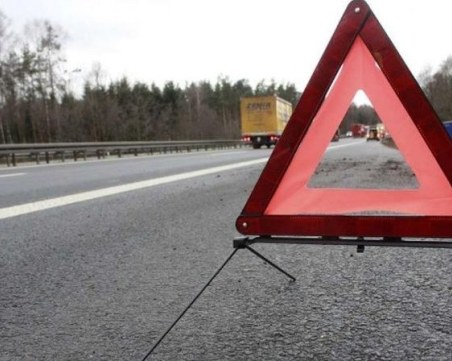 Микробус се преобърна на „Струма