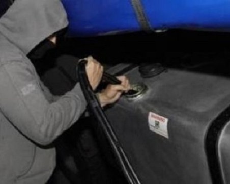 Младежи източиха нафтата на трактор, паркиран до пловдивско село