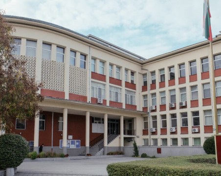 УХТ наложи глоби и заплаши с отстраняване студенти, превърнали общежитие в парти зона