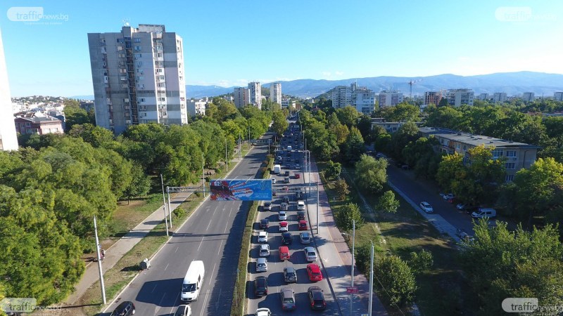 Бус аварира на Голямоконарско шосе, образува се огромна тапа