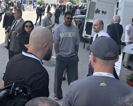 По анцуг: Благо Джизъса разглежда военна техника и оръжия в Пловдивския панаир