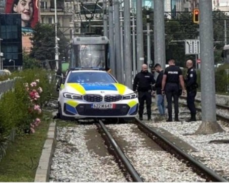 Хит във Facebook: Колаж на нова патрулка върху трамвайни релси в София