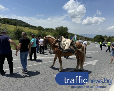 И днес продължава протестът на животновъдите. Отново ще блокират Подбалканския път