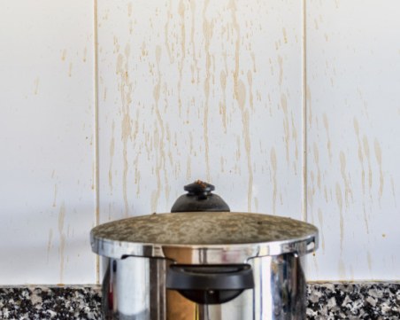 Как най-ефективно да почистим мазните петна в кухнята