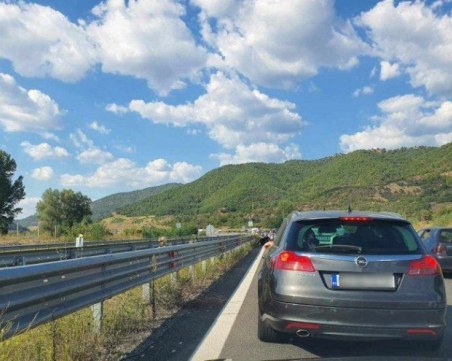 Катастрофа затрудни движението при км 64 на магистрала 