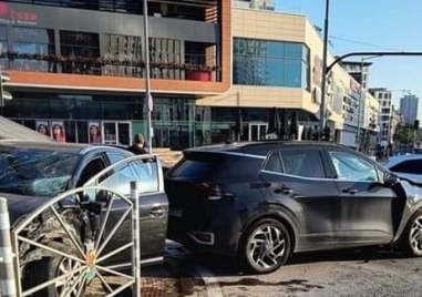 Катастрофа между две коли е станала до търговския център на