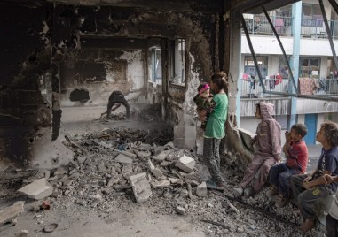 Ден след бомбардировката на училището в бежанския лагер Нусейрат израелските