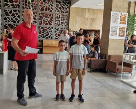 Двама братя на 8 и 10 години от Пловдив са прочели общо 500 книги през миналата година