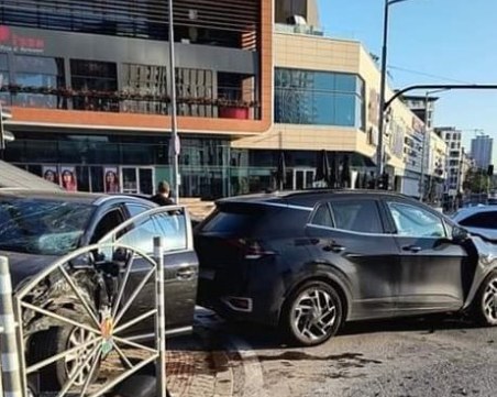 Катастрофа до столичен мол, двама са в болница