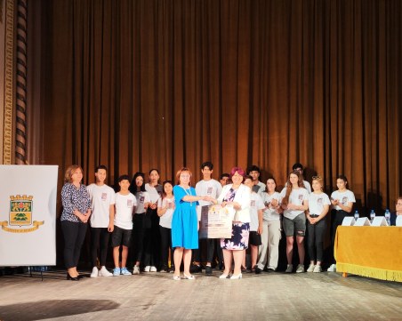 Наградиха отличените ученици в националния проект „Народните будители и Аз