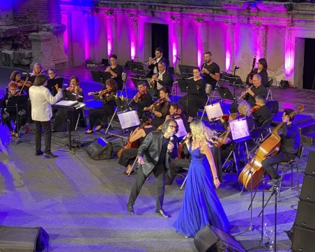 Вечните италиански шлагери накараха публиката да танцува на Античния театър