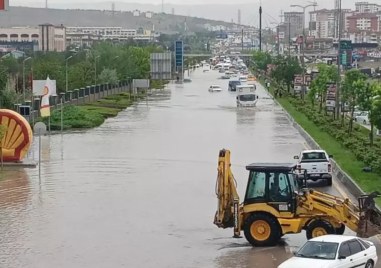 Проливен дъжд в Анкара превърна училиците на турската столица в