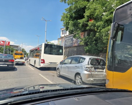 Два автобуса и кола се сблъскаха на оживен булевард в Пловдив