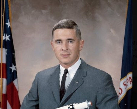 Първият човек, обиколил Луната, загина при самолетна катастрофа