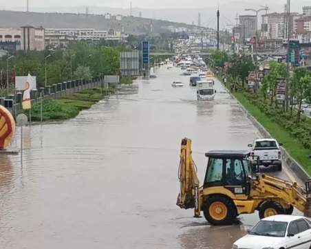 Потоп в Анкара! Улиците са под вода