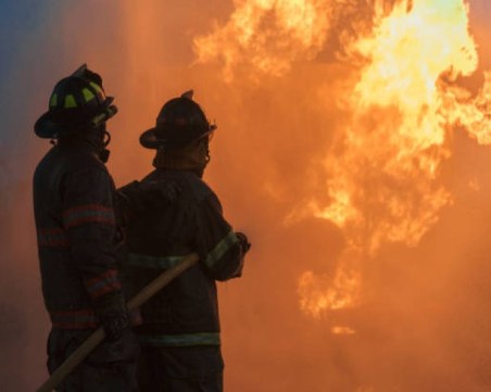Пожар избухна на магистрала в Гърция, след като цистерна се преобърна