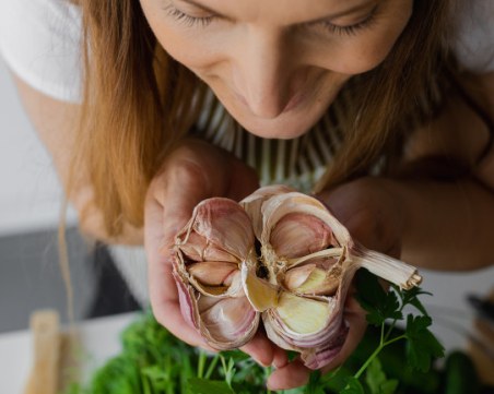 Важната стъпка, която пропускаме, когато готвим чесън