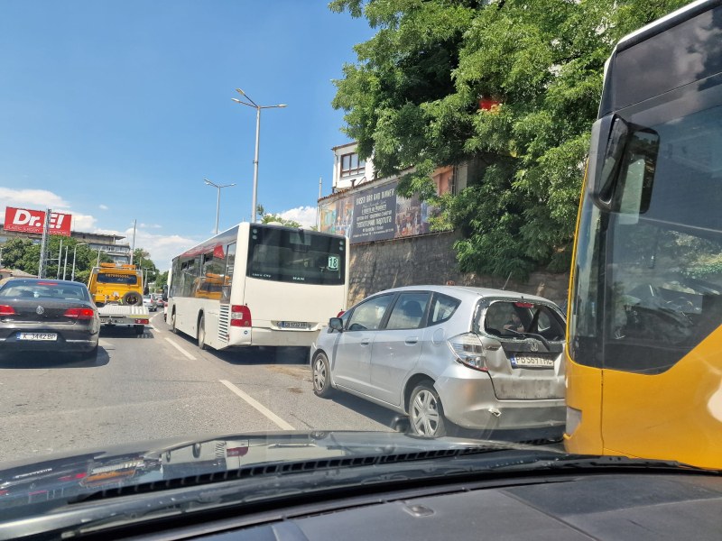 Два автобуса и кола се сблъскаха на оживен булевард в Пловдив