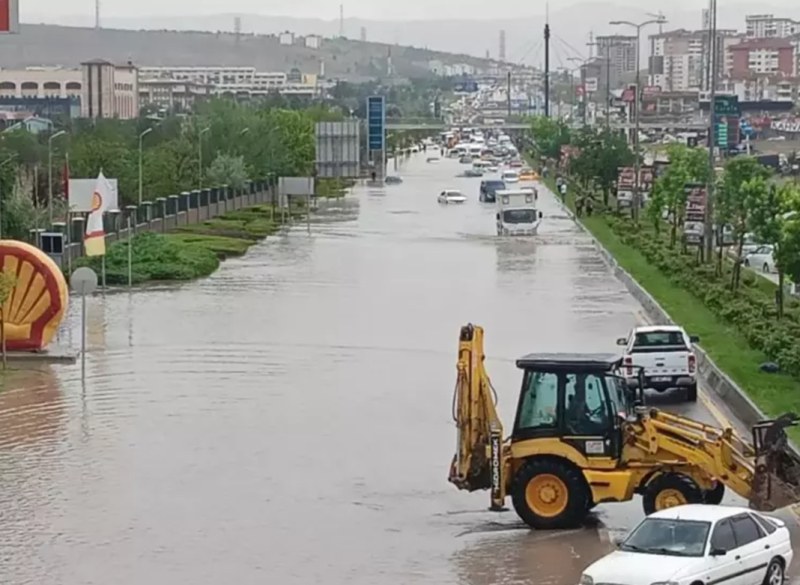 Потоп в Анкара! Улиците са под вода