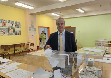 Областният управител на Пловдив инж Илия Зюмбилев гласува за народни