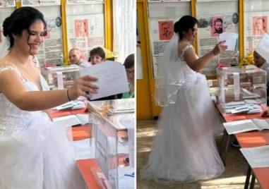 Сватбено настроение в секцията в село Лопян Галя Найденова гласува
