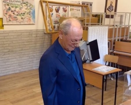 Ахмед Доган гласува с хартиена бюлетина