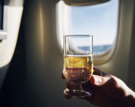 Алкохол и сън по време на полет - защо са опасна за здравето комбинация
