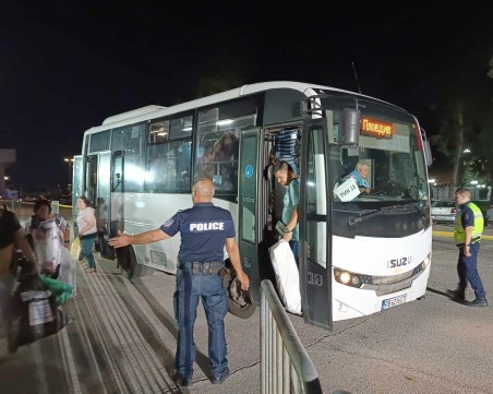 Бюлетините вече пристигат в Панаира, в „Източен” брояли най-бързо