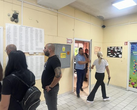 Драма на изборите в ЖР „Тракия”:  Полицаи нахлуха да тестват пияни ли са от комисията