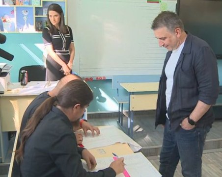 Ивайло Вълчев гласува с машина: Това е знак, че гледаме напред