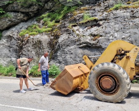 Разчистват скална маса, която затрудни движението по пътя Смолян – Пловдив